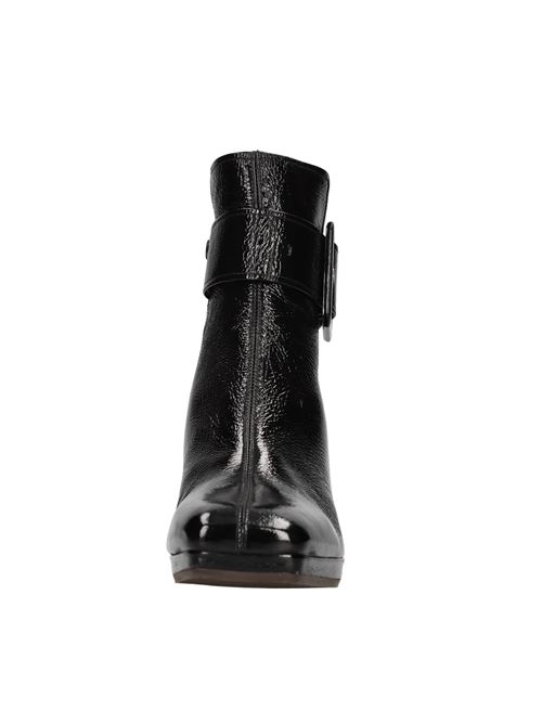 Shiny leather ankle boots model Kemi Salou CHIE MIHARA | KEMI SALOUNERO